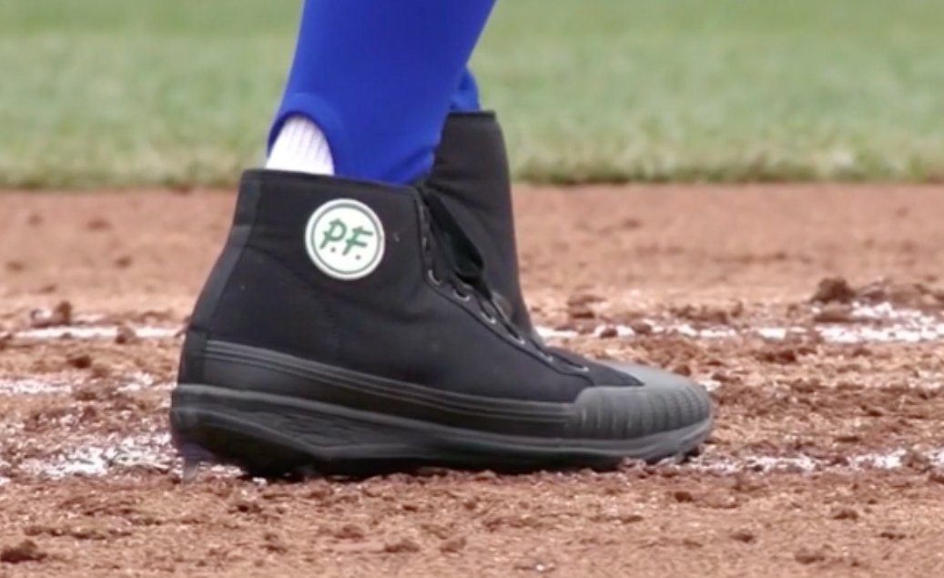 Cubs' Ben Zobrist asks MLB why he can't wear black cleats now