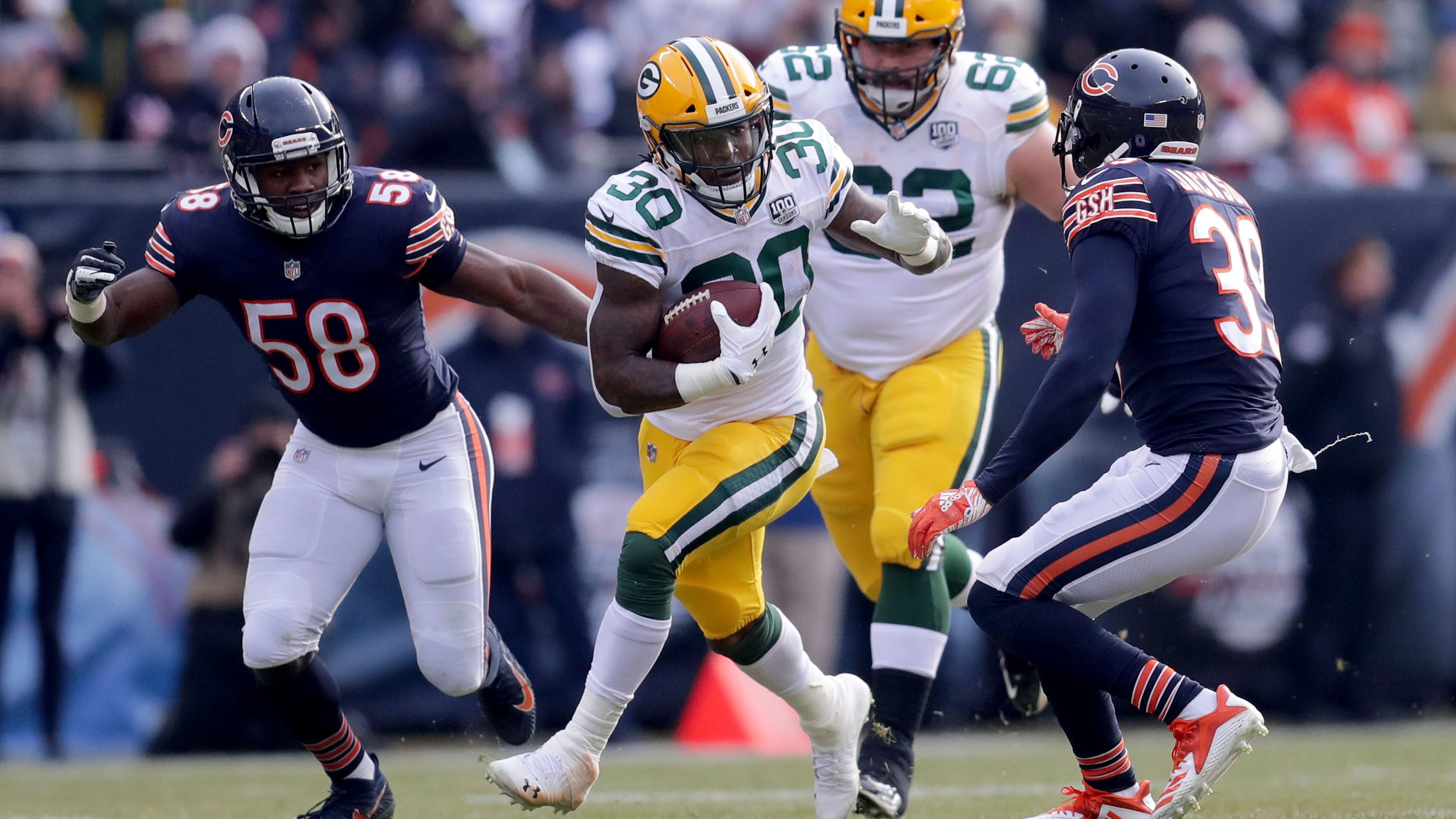 Packers RB Risks His Life By Openly Taunting the Chicago Bears Defense