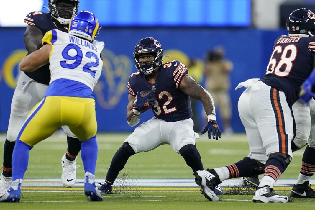 Chicago Bears offensive guard James Daniels (68) sets to block