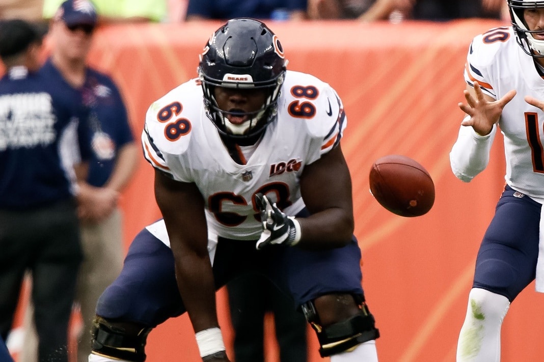 Chicago Bears offensive guard James Daniels (68) sets to block