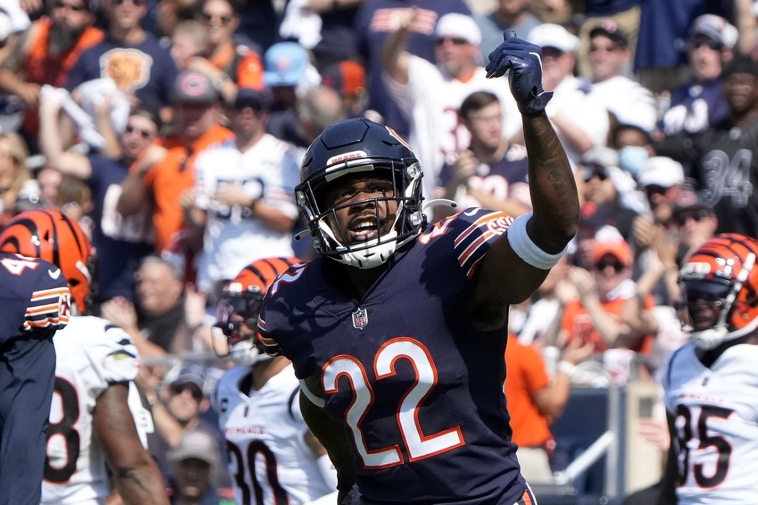 Chicago Bears cornerback Kindle Vildor (22) gets set for a play during the  first half of