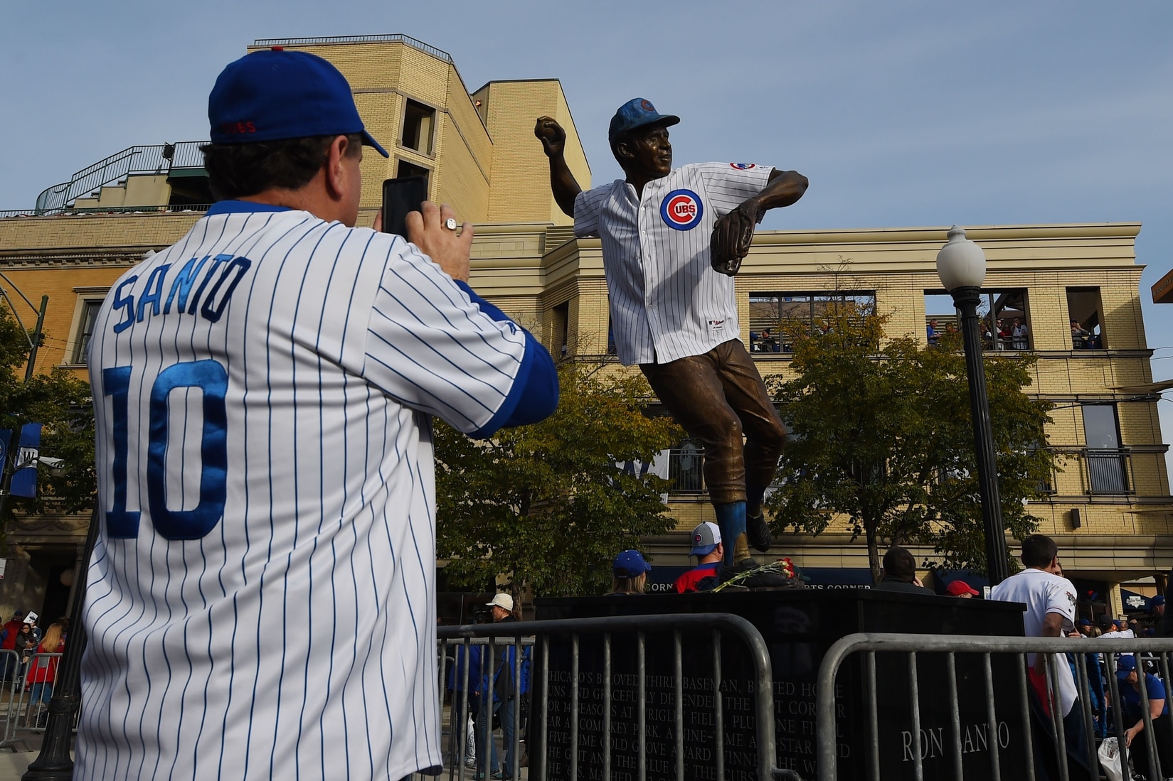 Cubs remove Wrigley Field statues of Ron Santo, Billy Williams