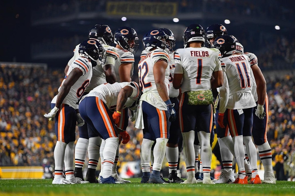 Bears Huddle  Nfl chicago bears, Chicago bears football, Chicago