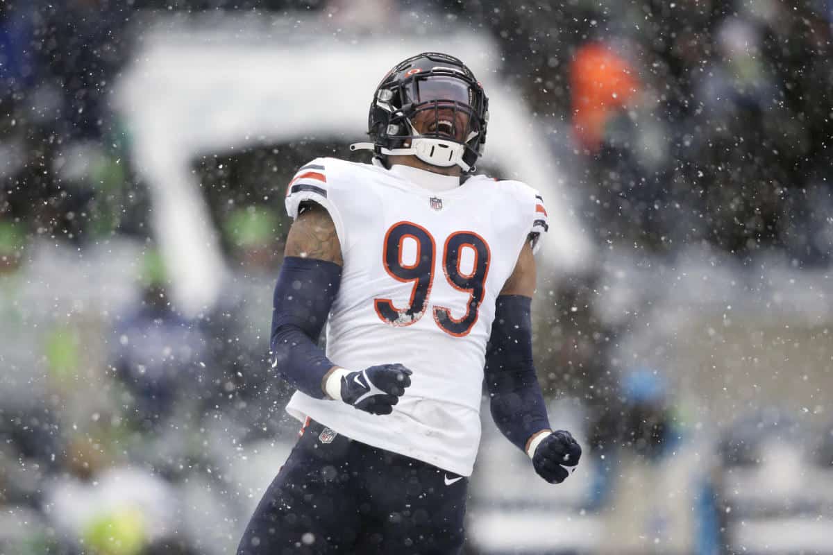 Watch: Bears' Khalil Mack sports full Bulls uniform, shows off jump shot 