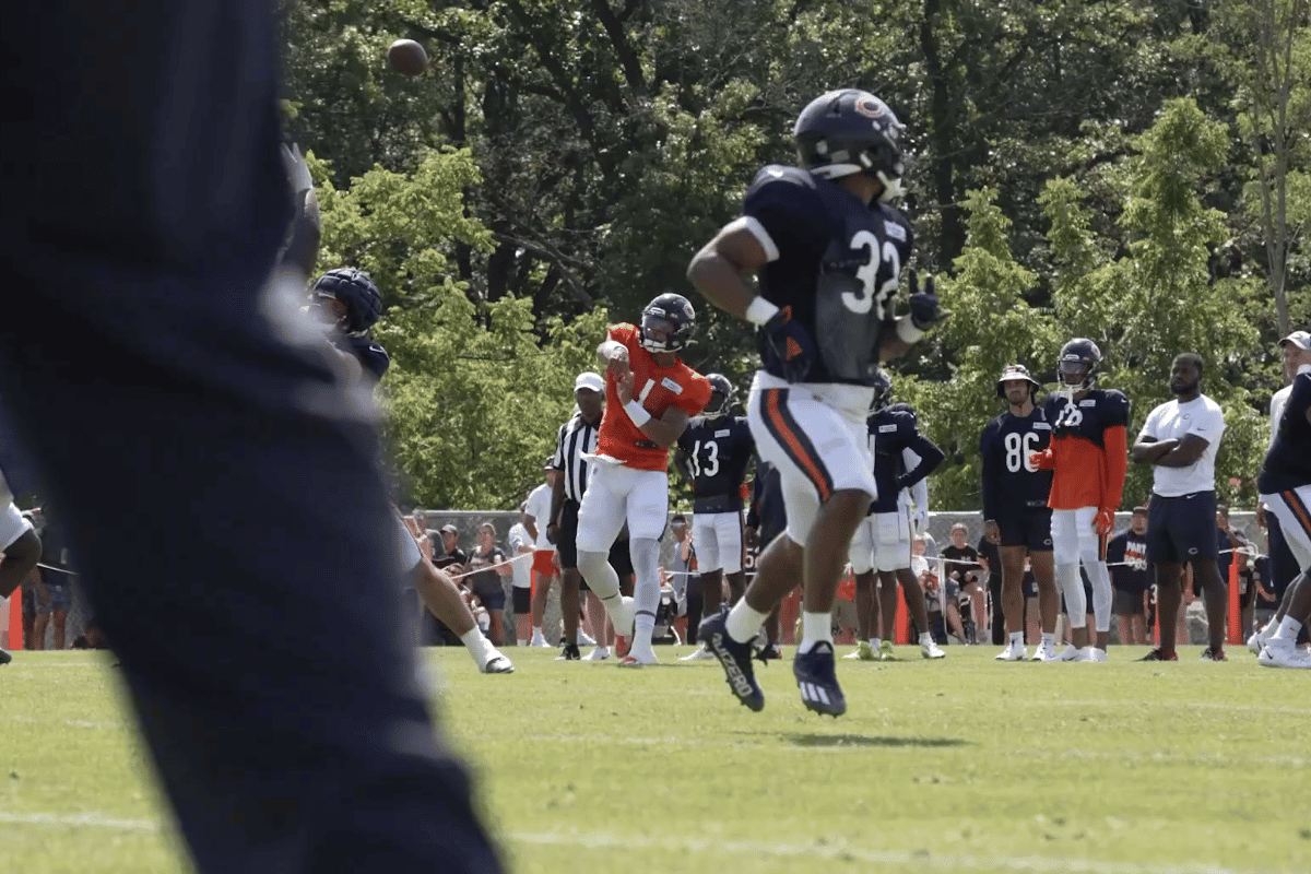 Bears GM Ryan Poles backs Justin Fields, 'encouraged' by progress - ESPN