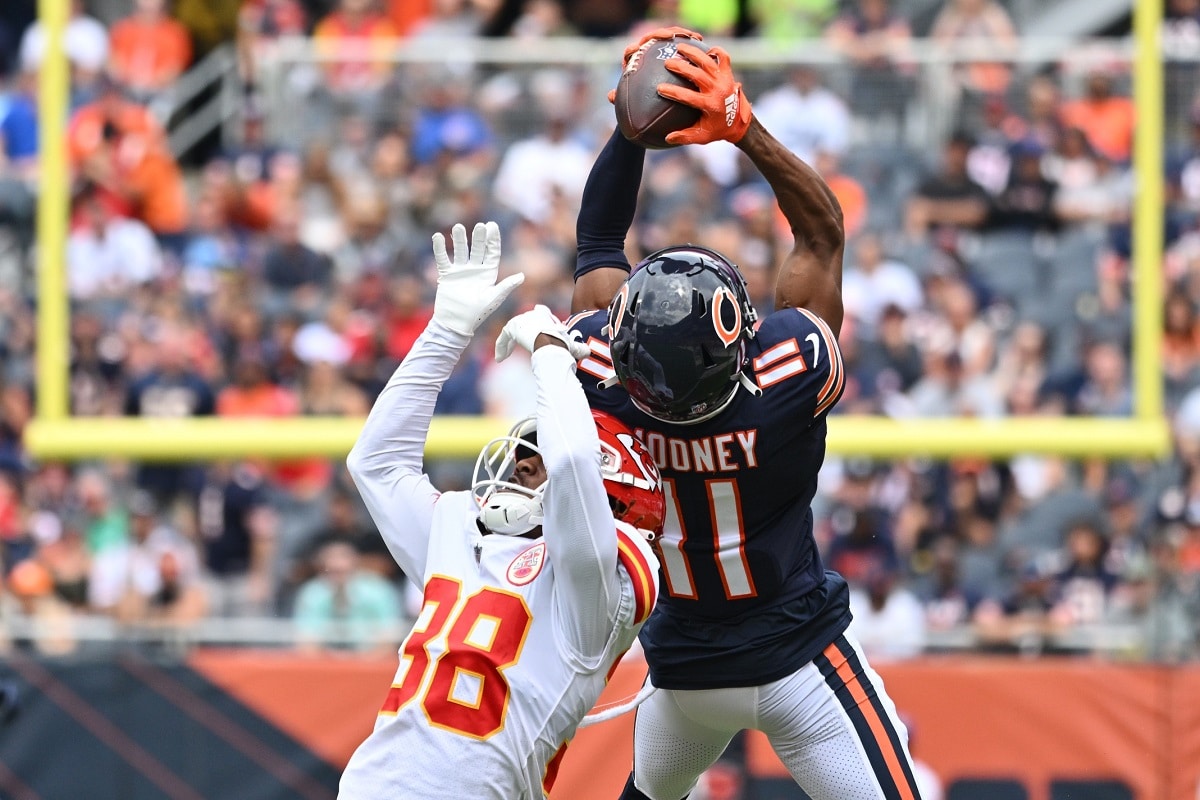 Bears' Darnell Mooney makes incredible catch over campgoers – NBC