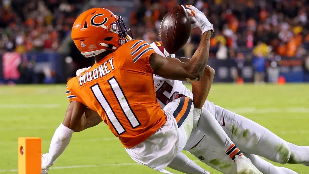 Chicago Bears wide receiver Darnell Mooney makes a fingertip catch