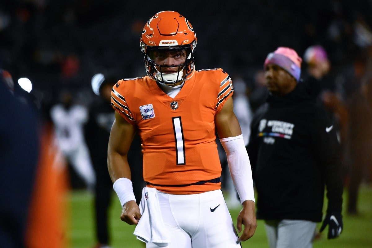 Justin Fields Warming Up In Orange Throwback Uniform Before Commanders-Bears, Chicago Bears, uniform, National Football League, Justin Fields, Chicago, QB1 heatin' up 