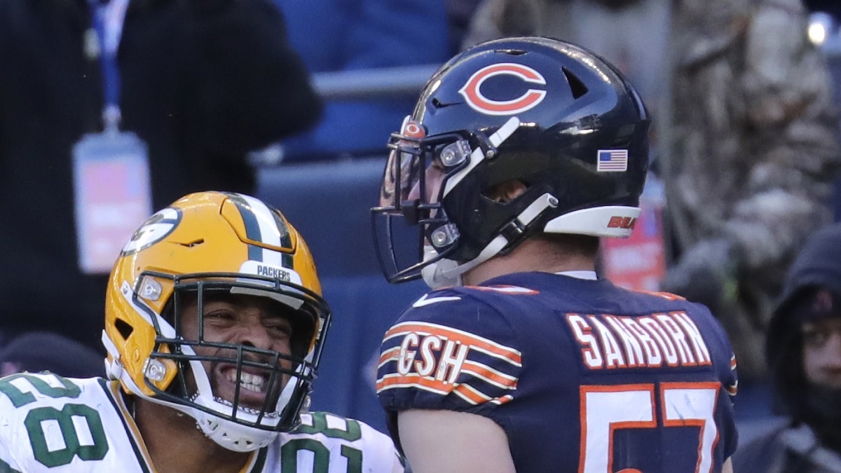 Chicago Bears linebacker Jack Sanborn (57)defends against the New