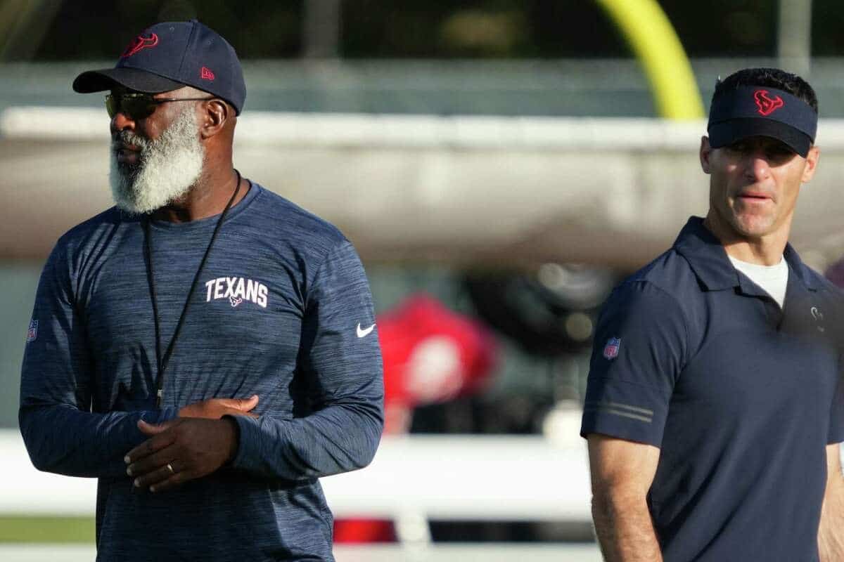 Lovie Smith wants to hand the Chicago Bears the number 1 pick