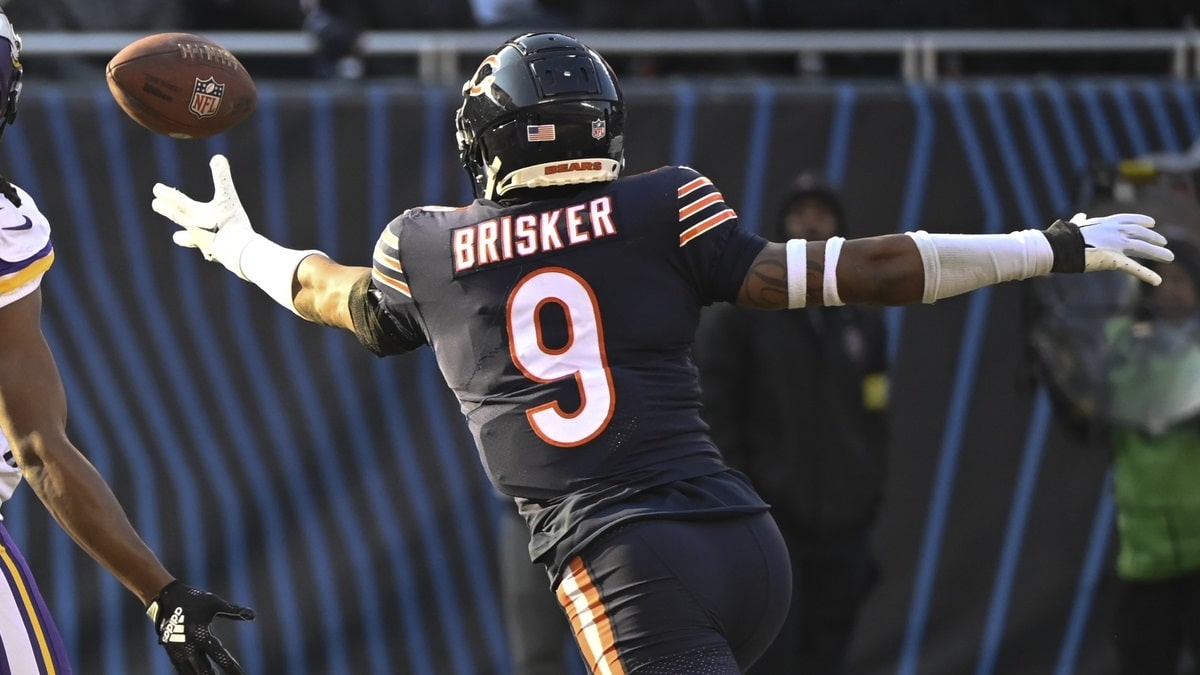 Chicago Bears safety Jaquan Brisker (9) in action during the second half of  an NFL football game against the Minnesota Vikings, Sunday, Oct. 9, 2022 in  Minneapolis. (AP Photo/Stacy Bengs Stock Photo - Alamy