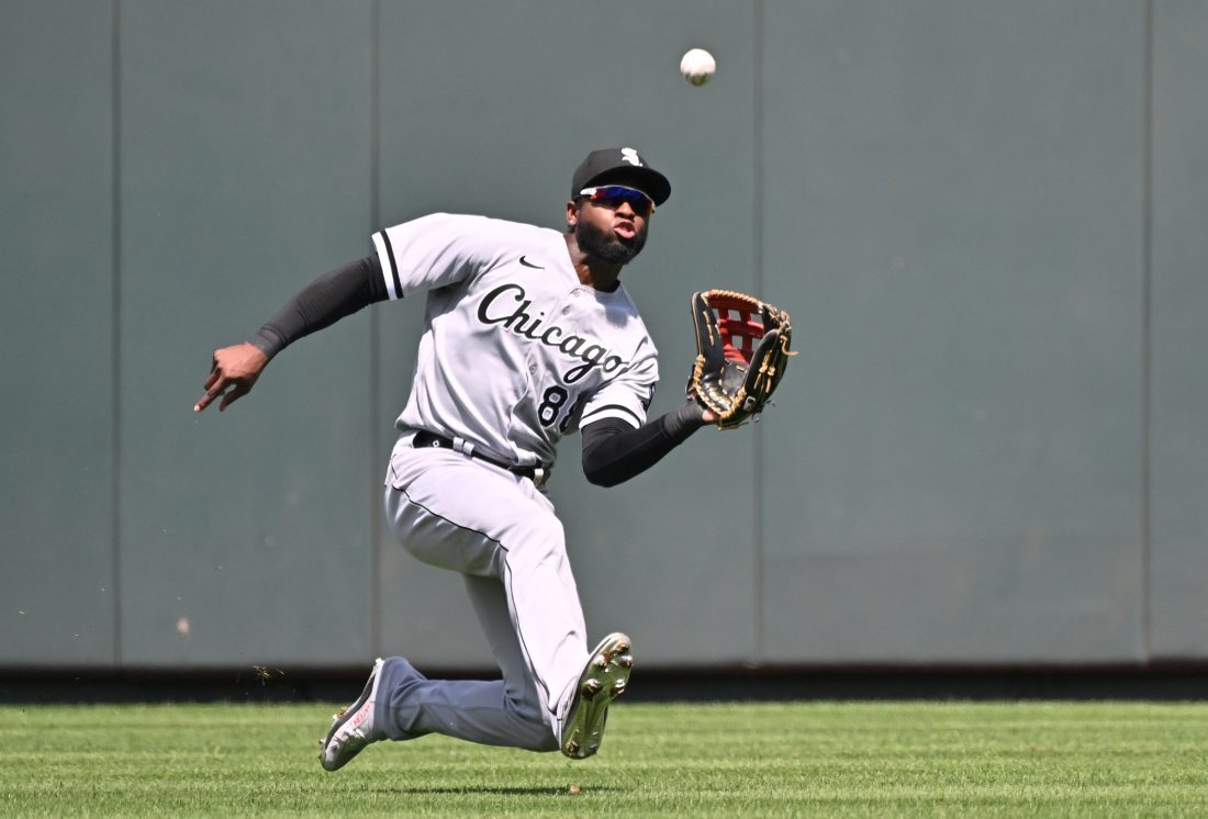 White Sox center fielder Luis Robert cleared to ramp up baseball