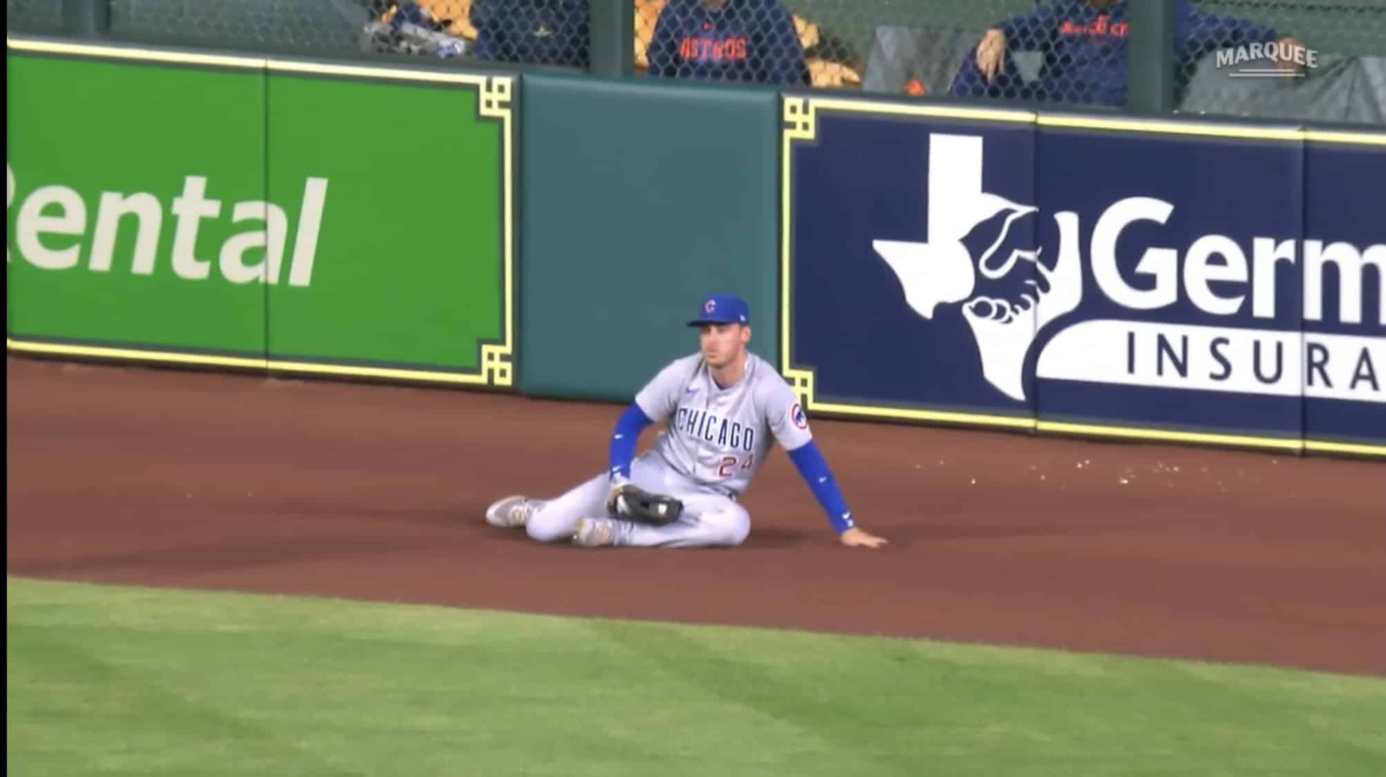 Cubs' Cody Bellinger injures left knee after crashing into wall vs