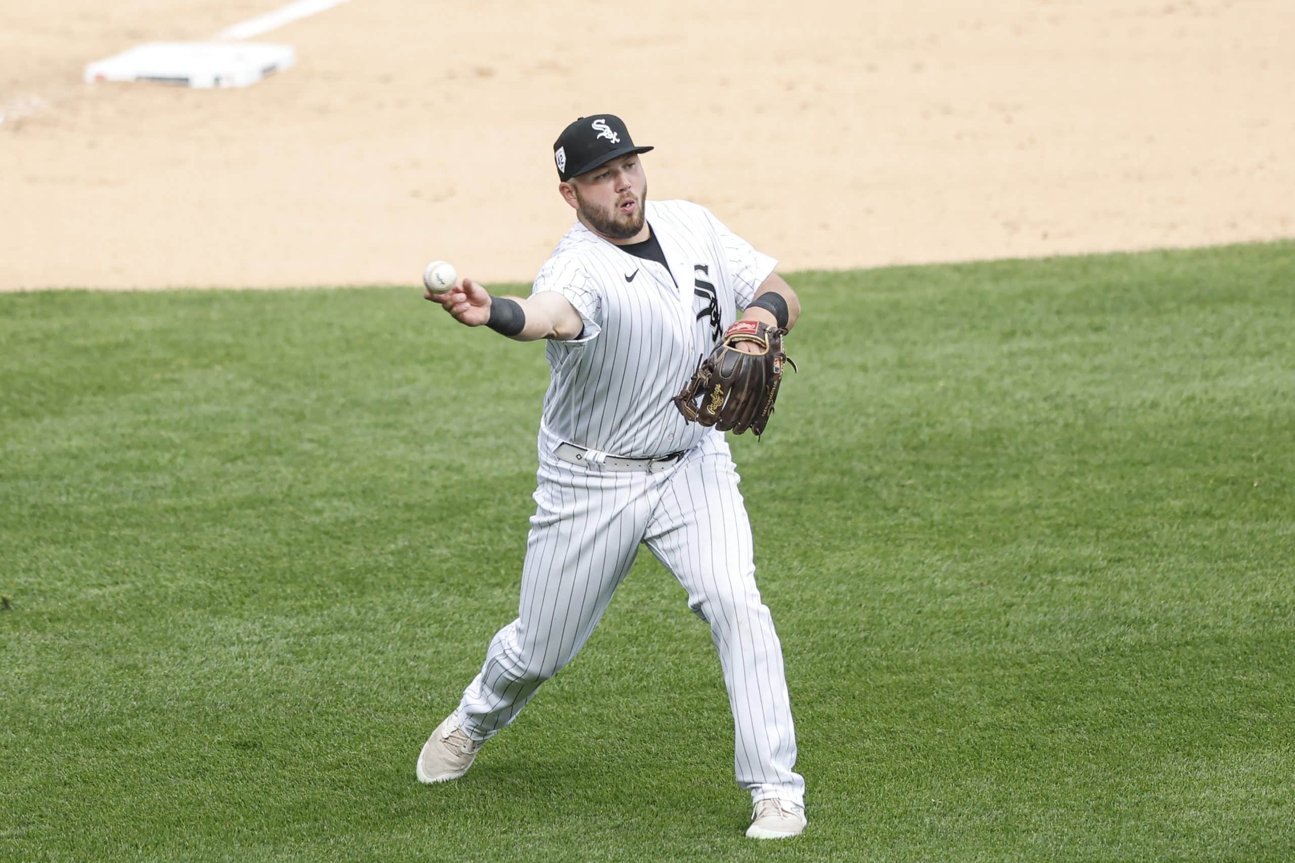 Chicago White Sox second baseman Gordon Beckham catches a ball