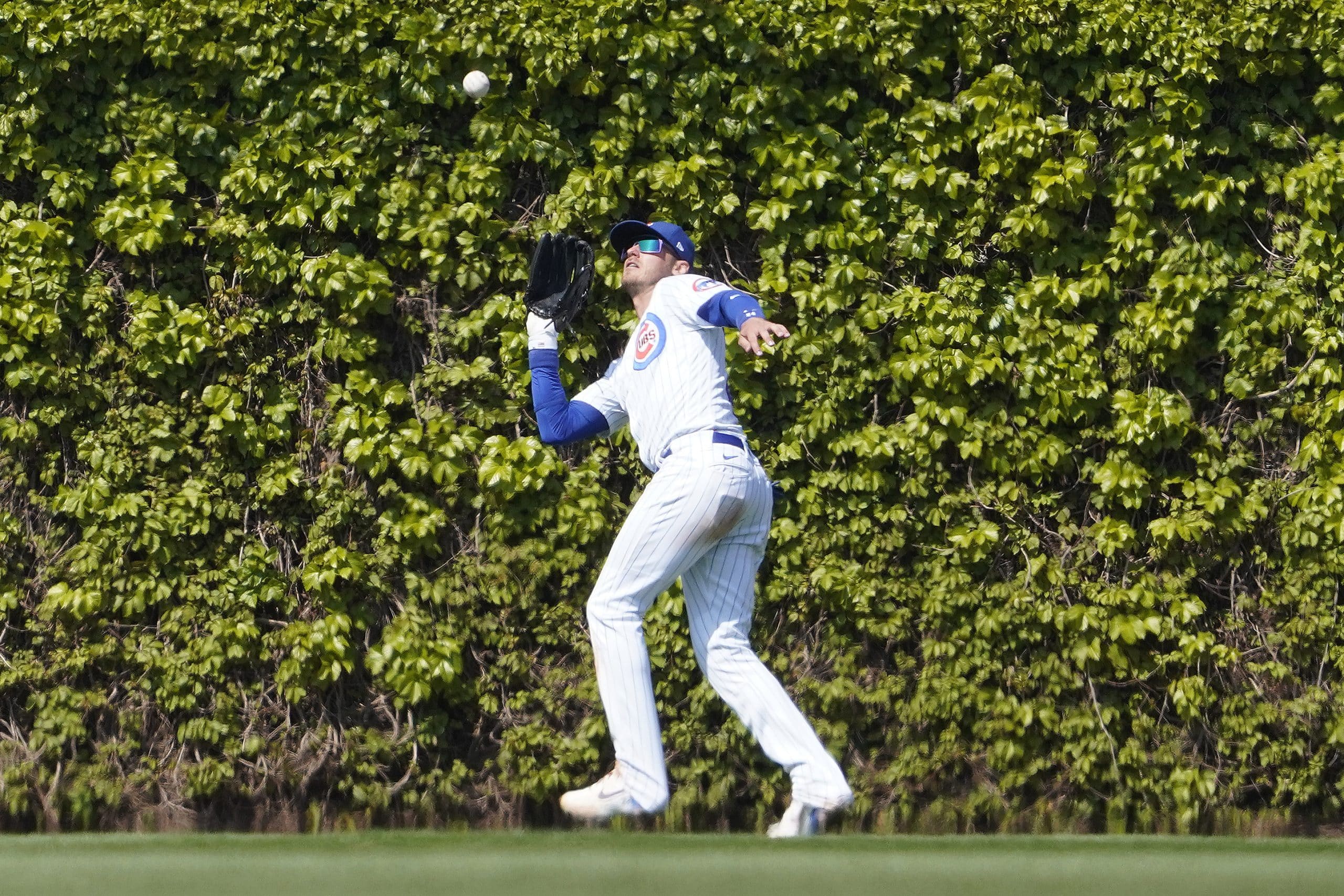 Cubs' Cody Bellinger injures left knee after crashing into wall vs