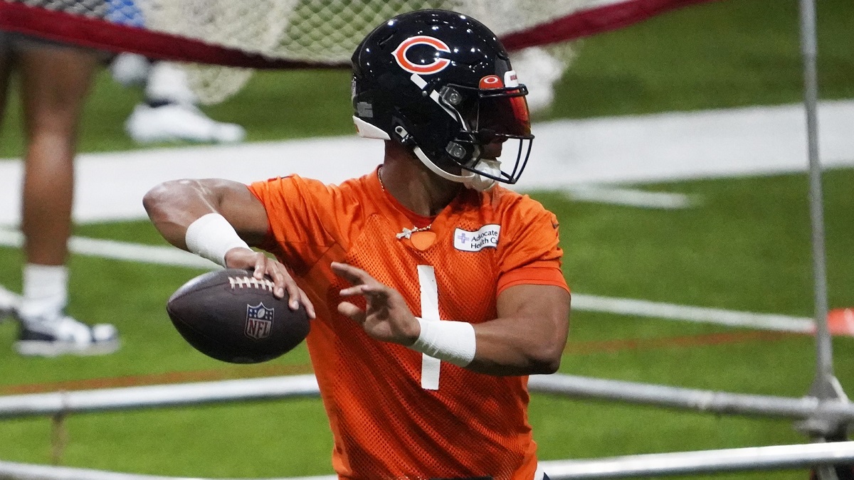 Justin Fields already building chemistry with new Bears WR DJ Moore